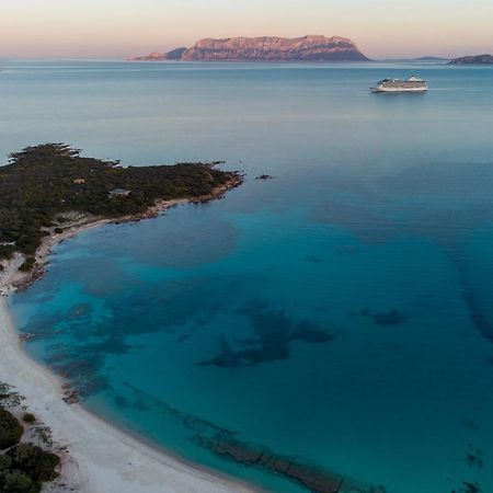 Spiaggia Bianca Pedra Rosa Golfo Aranci Bagian luar foto
