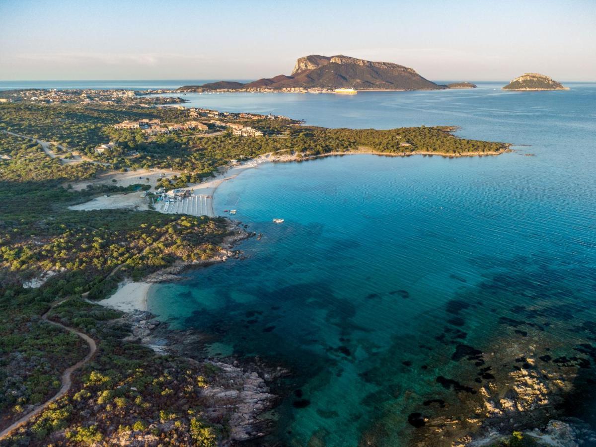 Spiaggia Bianca Pedra Rosa Golfo Aranci Bagian luar foto